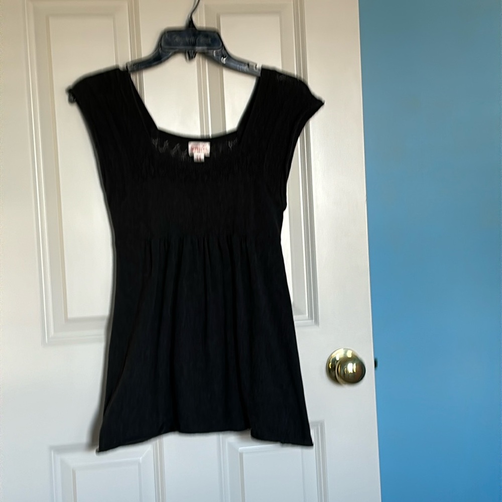 Sleeveless grey top